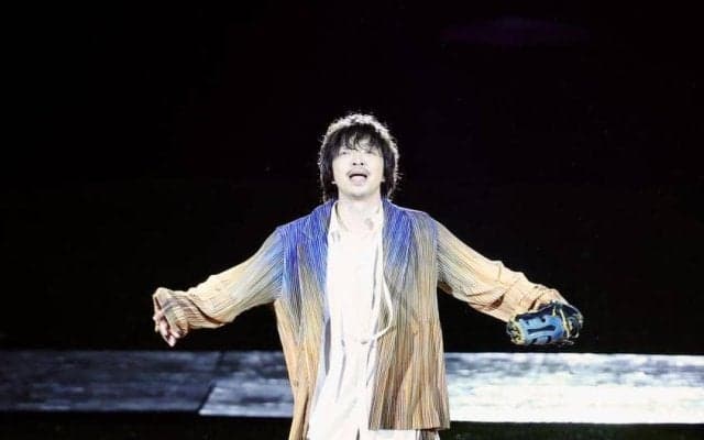 「カッコ良すぎてエグい」エスコン降臨の人気歌手のパフォーマンスに球場騒然　３曲熱唱ライブ→そのままファーストピッチでノーバン投球「すごくね？」「口から音源すぎる」