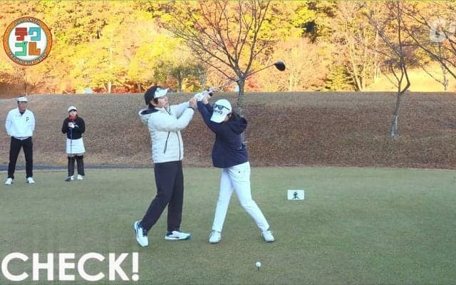 球がフケ気味の時は「ボールの位置とトップの形」「ダウンでの右ヒジの向き」をチェック