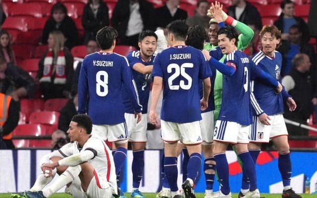 【日本代表】負傷離脱中の遠藤航＆南野拓実もウェンブリーで観戦　観客席で横並び、円陣にも参加