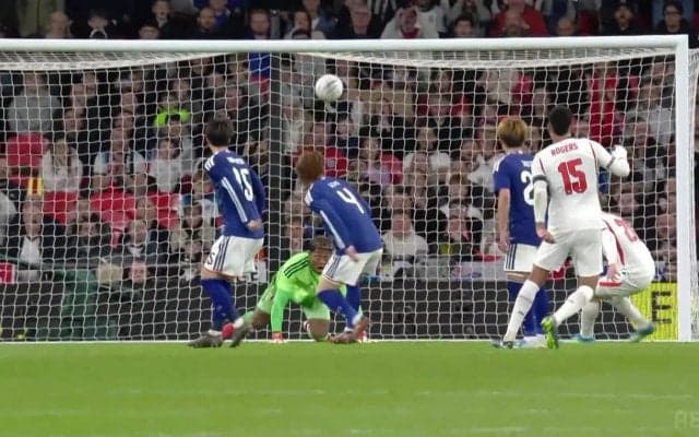 「相手バルサのFWよ？」日本の守護神・鈴木彩艶、弾丸サブマリンシュートを“超反応セーブ”でファン興奮「バケモンすぎ」「人間辞めてるやろ」