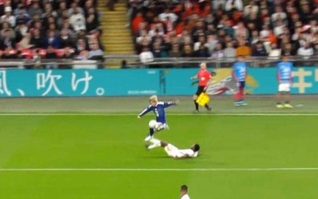 衝撃！伊東純也の“ジャンピング突破”が「忍者だわ」「キャプテン翼すぎる」イングランド逸材の猛タックルを無力化