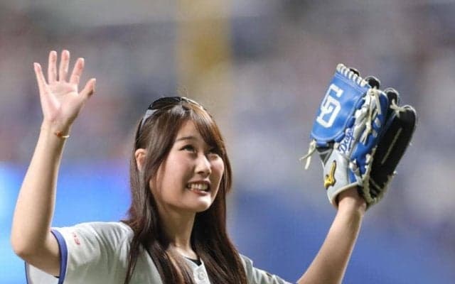 始球式の村瀬心椛「手、足ガクガクガク」　金メダルの五輪より「全然緊張した」と投稿　同郷の根尾昂から指導を受ける場面も