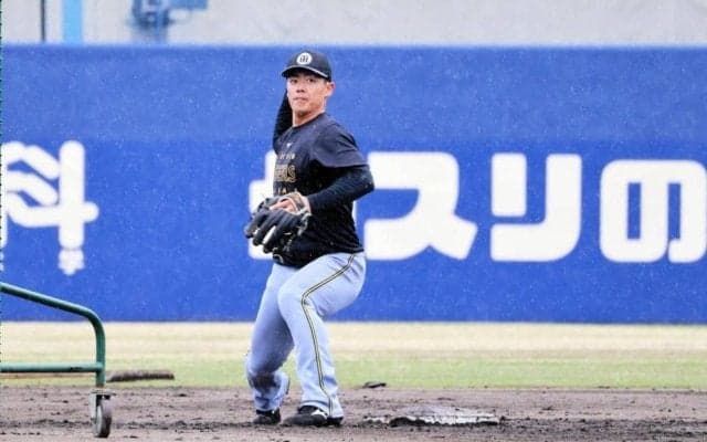 阪神・ドラ２谷端　中野から守備助言で「自信」も「まだまだ下手くそ」雨中で守備練習