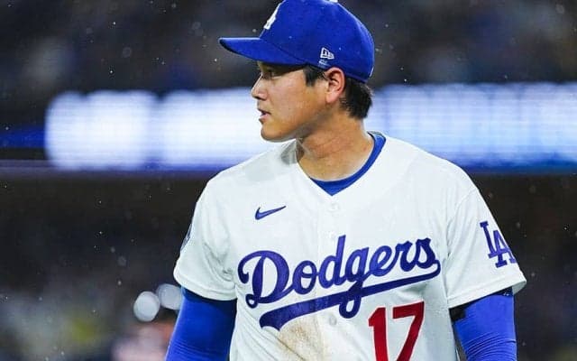 大谷翔平、雨のグラウンドで“悪ガキ”発動　白星にご機嫌か…同僚にイタズラ不意打ち