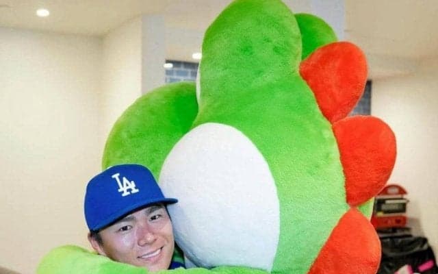 山本由伸がヨッシーと激カワハグ♥ド軍が舞台裏公開で「ヨシ＆ヨシ最高」「カルロスちゃん怒りますよ」ファン大反響　ボブルヘッドデーはチケット完売＆長蛇の列