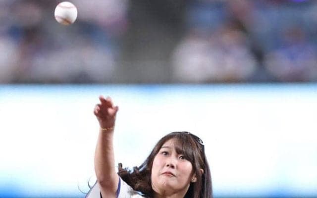 中日　村瀬心椛×ドアラの２ショが絶妙！かっこかわいいコンビにファン反響　ドアラは何のポーズ？根尾が先生役で「やばーい」