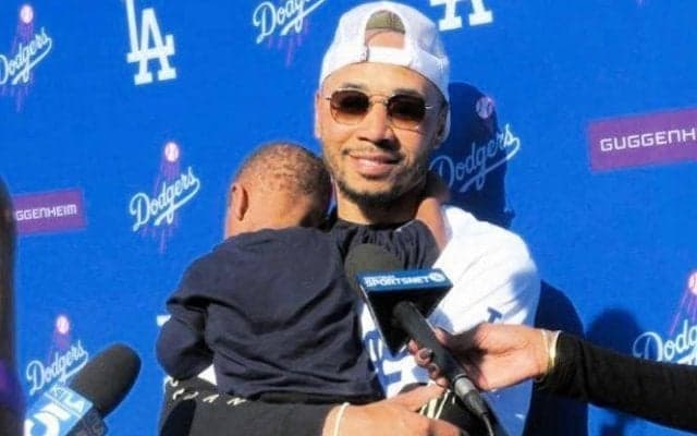 ドジャース　第３子妊娠のベッツ夫人　幸せいっぱいの２ショ公開　お腹を優しくなでるベッツの姿も「ベイビーベッツと私はたくさんの愛に」