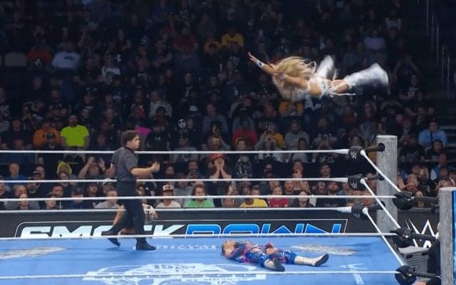 「今の危ないぞ」「突き刺さっとるやんか」日本人王者が悶絶した“元体操”美女のアクロバティック技に賛否「相手への負荷が…」