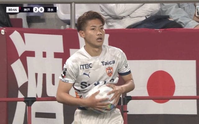 「めっっっちゃ飛ぶ！」大卒ルーキーの“爆伸び”ロングスローにファン驚愕「飛距離エグいな」特大＆高精度な“一投”で即決定機の瞬間