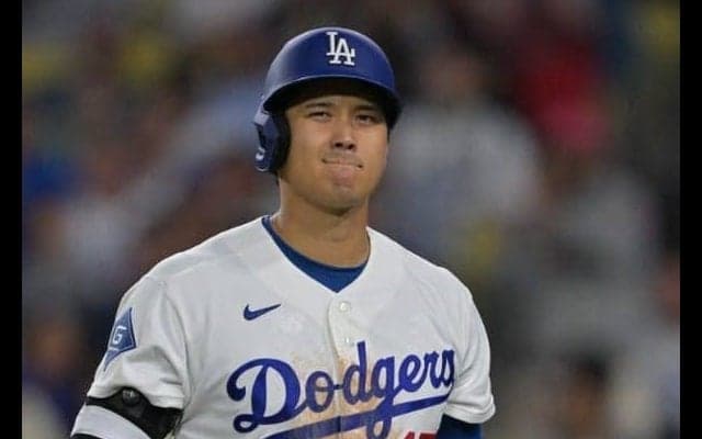 大谷翔平、三振後に右手を振り表情曇る　ロバーツ監督「私も見た」「後で報告を受ける」