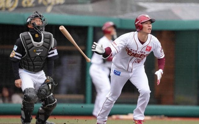 【楽天】中島大輔、今季チーム本拠１号の先頭打者弾　新設ホームランゾーン越える打球