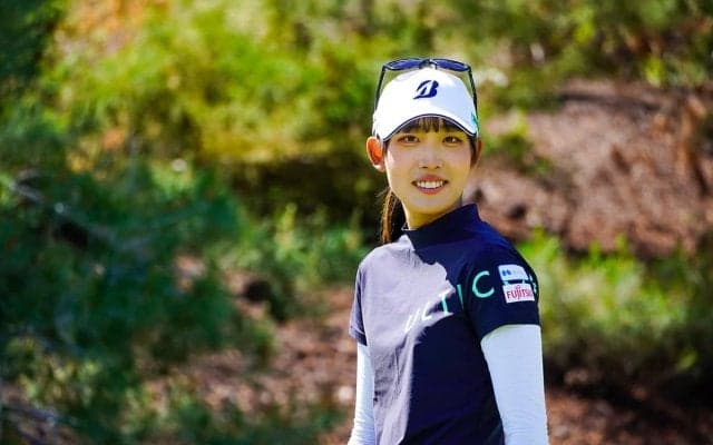 グリーンの前にもう一つの“グリーン”！？ 馬場咲希もナニコレな珍フェアウェイ