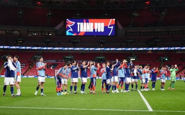 ｢勝利の女神健在!｣日本代表の聖地ウェンブリーでの歴史的勝利を“新婚美女”が現地観戦！ ユニフォームショット公開に｢可愛いです♪｣｢また女神世界がザワつくぞ｣