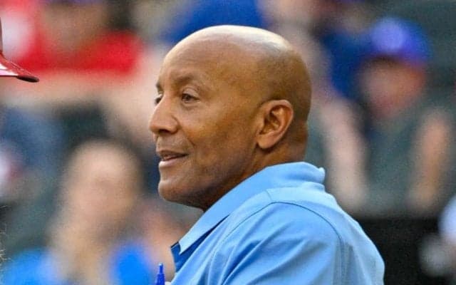 “誤審連発”の63歳審判に悪夢　161キロが顔面直撃…米同情と失笑「野球の神様が休めと」