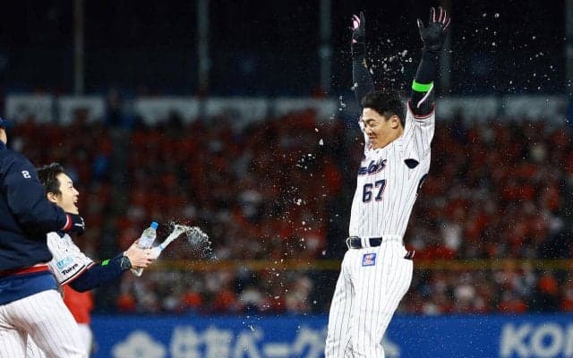 【ヤクルト】伊藤琉偉、開幕５連勝導く熱いサヨナラ打も「すごく寒い」大量の祝福の水浴び笑顔