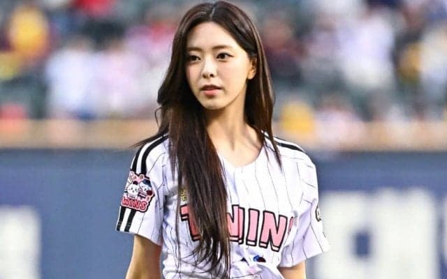 “へそ出し投球”の女神が「スタイルバグ」　世界を魅了した一投「まるで2次元」