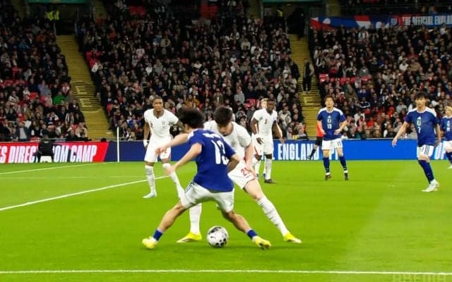 「プレミアリーグいけるぞ」中村敬斗の“ダンシング・フェイント”が話題！「独特の緩急」イングランドDFを華麗に翻弄