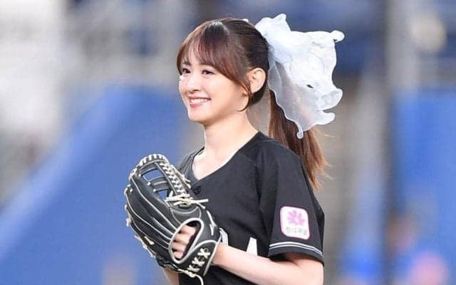 「すごい可愛い子が投げてた」ＺＯＺＯ降臨のアイドルにネット反響　一礼し、ポニテ＆スカート揺らして豪快投球「めっちゃキュート」