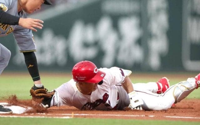 広島・中村奨成まさか　右前打→オーバーランでタッチアウト　阪神・森下の強肩で刺される