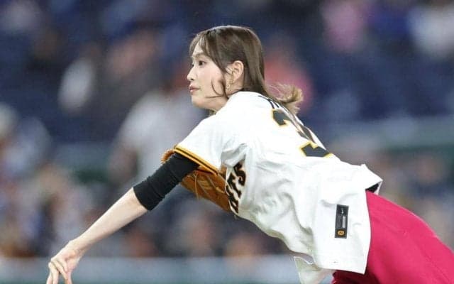 ポケモン好き人気女優が巨人戦で始球式　サウスポーから「モンスターボール」投球　場内沸く