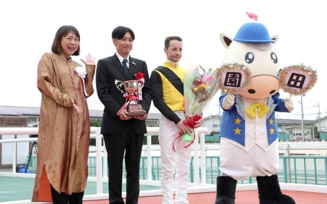 椿鬼奴「まさか並んでお写真撮っていただける日が…」　ルメール騎手との胸熱２ショットに大興奮！