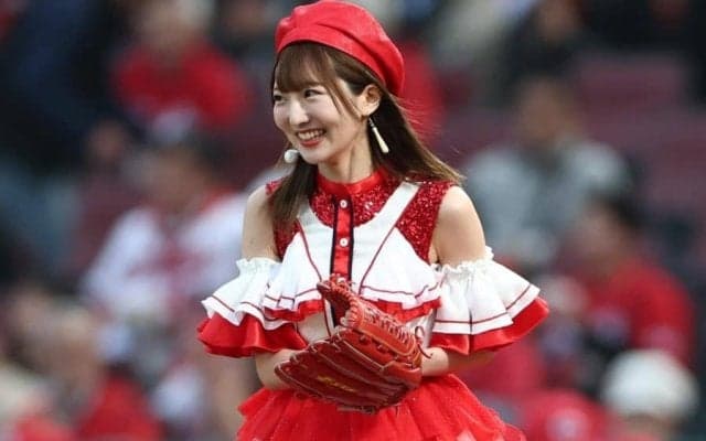 元アイドルが赤ドレスで“大暴投”　マウンドでペコリ→豪快な一投…可憐な姿に拍手喝采