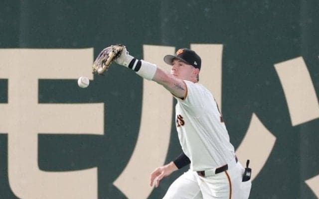 巨人・キャベッジが痛恨の落球　左翼守備でまさかの凡ミス　場内どよめく