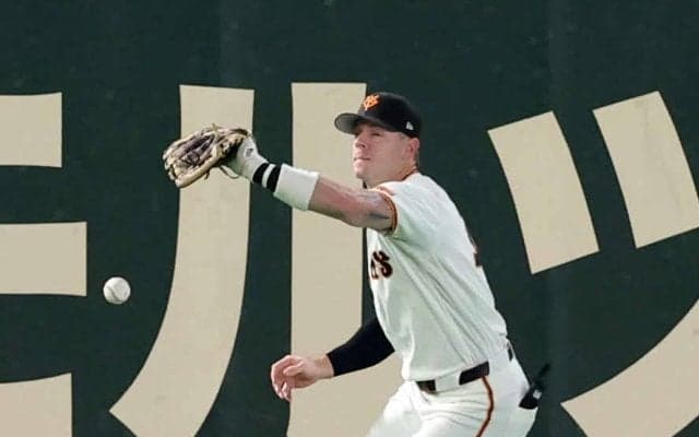 【巨人】キャベッジ、捕球体勢入るもまさかの落球…球場は落胆の声