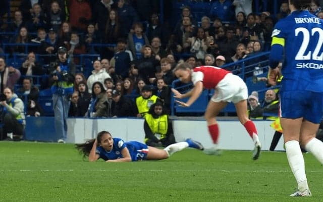 「最悪の行為だ！」“髪の毛ひっぱり”がノーファウル…チェルシー監督が激怒「VARは何をしてる？」被害選手は涙【女子CL】