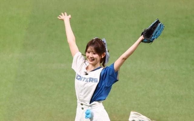 「打者拡大したわけじゃないよな？」エスコン降臨の小柄な謎の美女にネット騒然　ポニテ揺らし豪快投球でキュートに喜び「想像以上によかった」「おおー！」