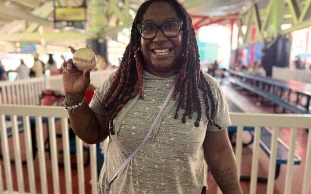 大谷翔平1号を幸運キャッチ、敵地の女性ファンは大興奮「ずっと待ってました」