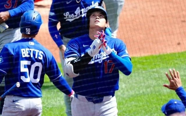 なぜ大谷翔平は1号で天を仰いだのか？　ド軍監督「何らかの力が」、報道陣でも話題に
