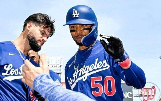 決勝弾のムーキー・ベッツ　試合前に山本由伸と魅惑の共演？２人並んでやり投げトレ→アーチ後のポーズにスミスも笑み