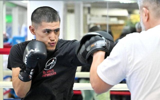 【ボクシング】IBF５位の秋次克真が公開トレ、帯同の６歳上・アシュリー夫人とキスしラブラブ