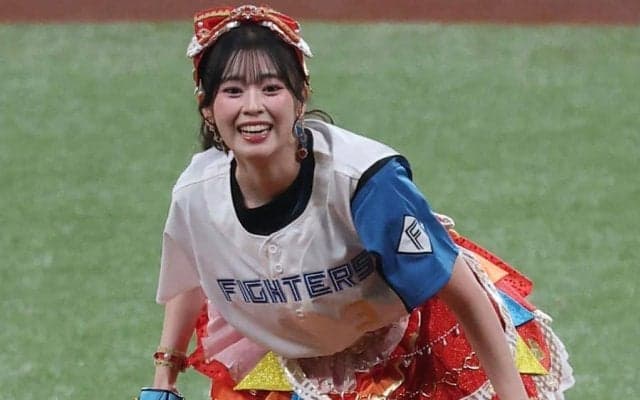 ミニスカ美女が豪快投球　まさかの“結果”に照れ笑い…人気アイドルが球場魅了