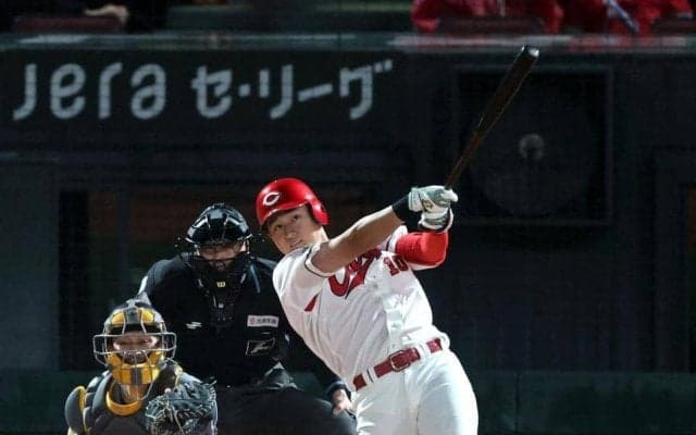 広島　佐々木泰がプロ初アーチ！八回に貴重な追加点　新井監督が満面の笑みで出迎え　ベンチでは笑顔がはじける