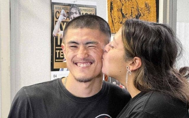 逆輸入ボクサー・秋次克真　ラブラブ公開練習　妻・アシュリーさんと熱いキス「一人で勝手にやる立場じゃない。チャンスつかみたい」