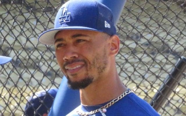 ドジャース激震　ベッツが腰痛のため緊急交代　球団発表　初回の走塁が原因か　キアステン・レポーター状況説明