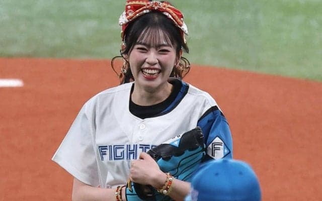揺れるミニスカに「心奪われた」　人気美女が豪快投球…“勝利の女神”が「めっちゃ可愛い」