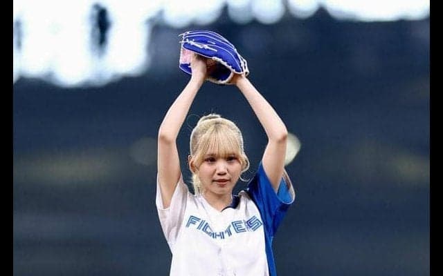 シンガーソングライターのＳｏａｌａが始球式　見事なノーバン投球に「頑張って投げました！」　両手を突き上げ大喜び