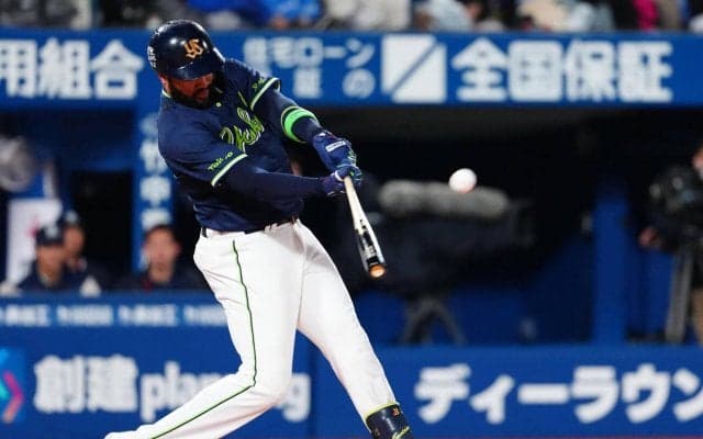 【ヤクルト】サンタナ、打球処理の際に右足首をひねるもプレー続行　その後第１打席で右前打