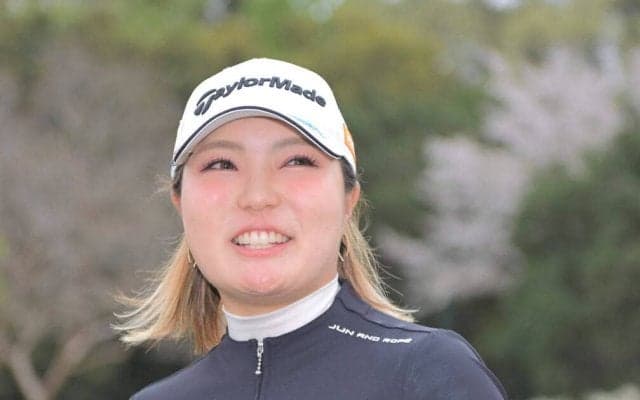 高橋彩華が三つどもえのプレーオフ制し今季初優勝、通算３勝目　両手を突き上げ喜び爆発…９位から逆転　イーグル締めで追いつく