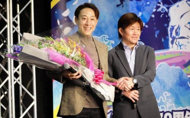 【ボート】住之江Ｇ１　藤岡佑介調教師が小牧太騎手からサプライズの演出にニッコリ