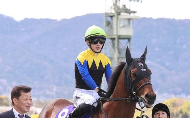 【大阪杯】ベストターンドアウト賞をヨーホーレイクの石橋助手が受賞「最高の状態で出走できるよう心がけました」
