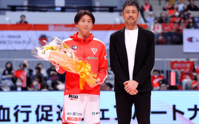 今季限り現役引退の千葉J・西村文男を祝福…広島・朝山HCからの花束贈呈に「光栄に思います」