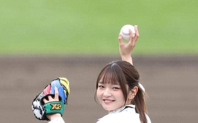 「めちゃくちゃ可愛いやんけ」人気タレント始球式にＳＮＳ反応　カラフルグローブも話題に　「みったんらしいカラー」