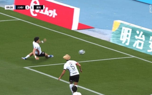 「何やってんだよ…」浦和DFの“痛恨オウンゴール”に悲鳴「滑る必要ある？」「100%は責めれねぇ」直後には負傷交代