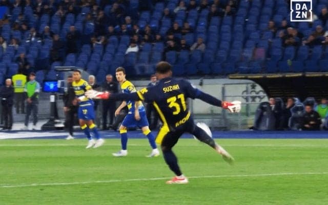 「異次元だ」鈴木彩艶の“70mザイオン砲”で敵陣カオス！？「精度マジでえぐい」衝撃パントキックで決定機演出