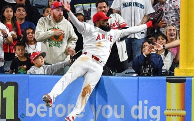 「胸熱すぎる」1試合で3度も“HRキャッチ”　大谷翔平の元同僚・エ軍26歳が披露した美技に大反響「成長してるの感動」