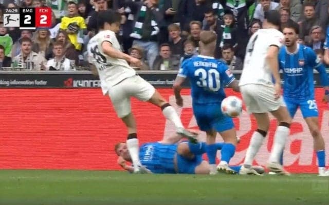 何が起きた…！？ 町野修斗、ゴール前で目を疑う“まさかの光景”「ワケわからんw」キックしたボールが… “謎のアシスト”にファン困惑